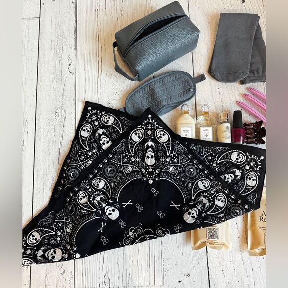 Beauty Bundle - TheraBody Travel amenities kits (20+ items) - Picture 6 of 7